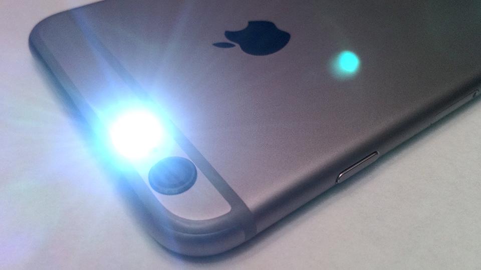 Cách tìm kiếm camera quay lén bằng đèn flash