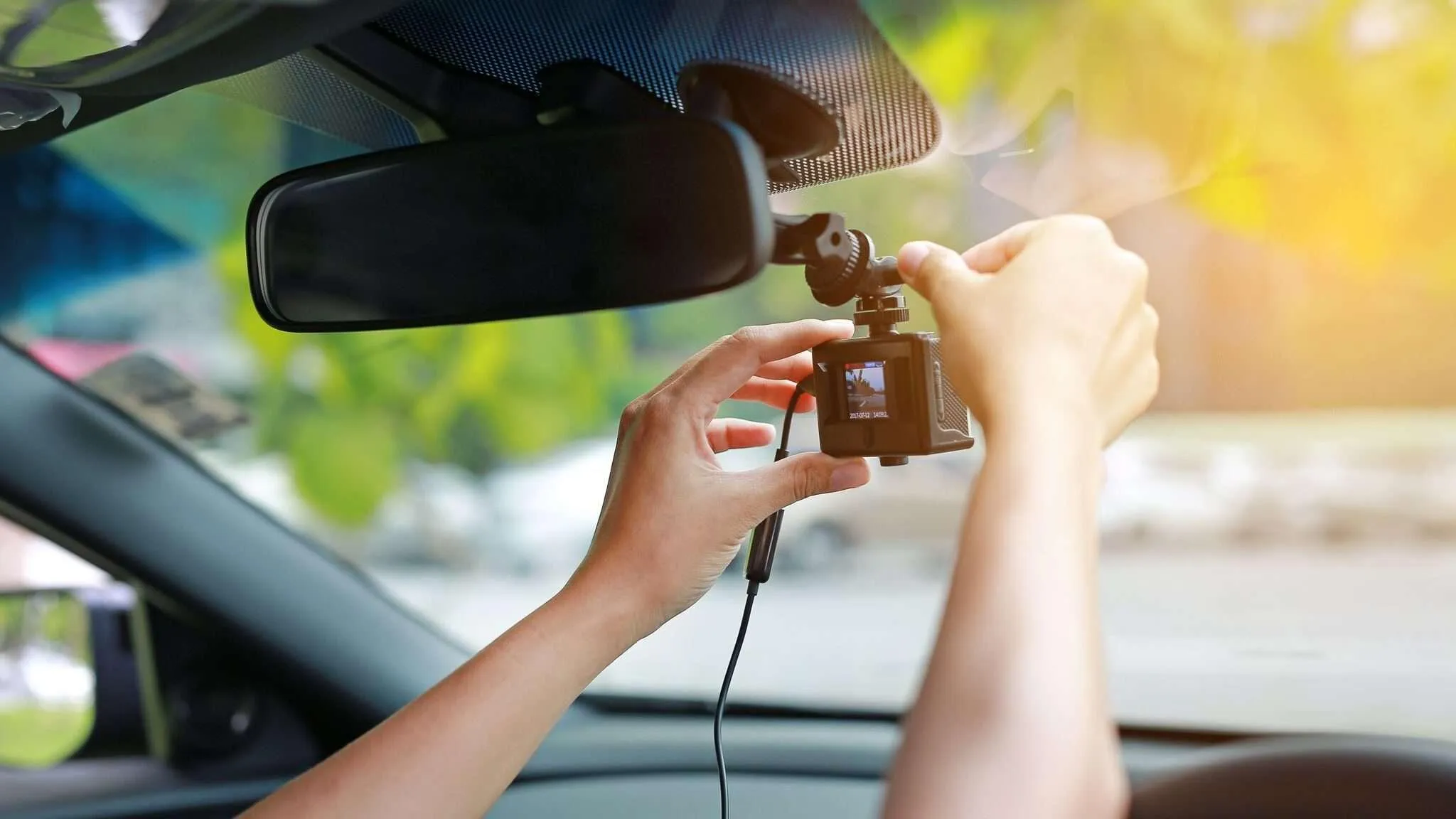 Vị trí lắp camera hành trình trên xe hơi
