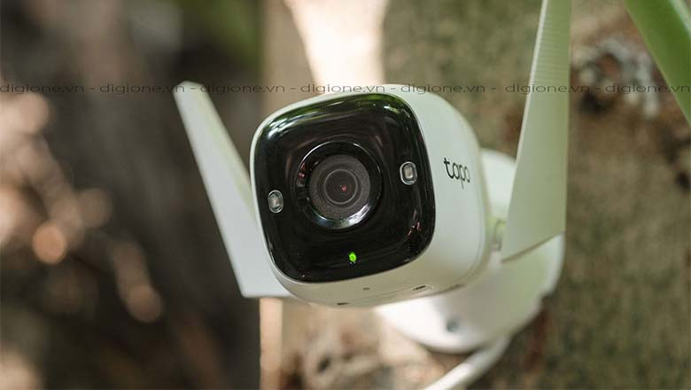 Lắp đặt Tapo C310 ngoài trời trên tường, hướng bao quát sân vườn