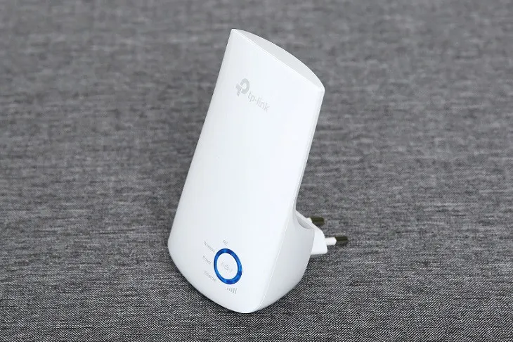 Thiết kế gọn gàng của bộ kích sóng WiFi TP-Link giúp lắp đặt dễ dàng trong nhà nhỏ, tương thích điện thoại, laptop và camera Tapo